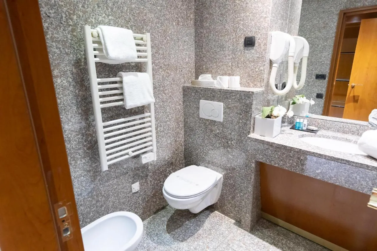 Отель Goldstar Apartments & Suites Ницца